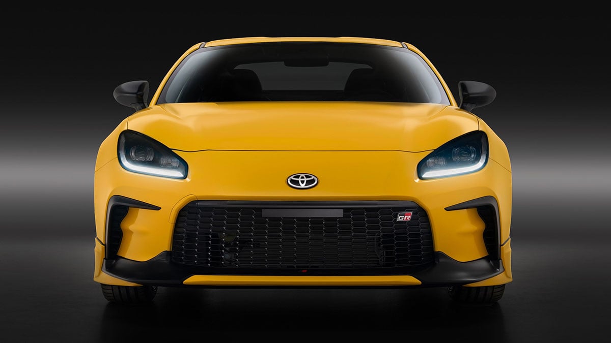 Vue avant de la Toyota GR86 Yuzu Edition 2026 avec signature lumineuse et calandre large