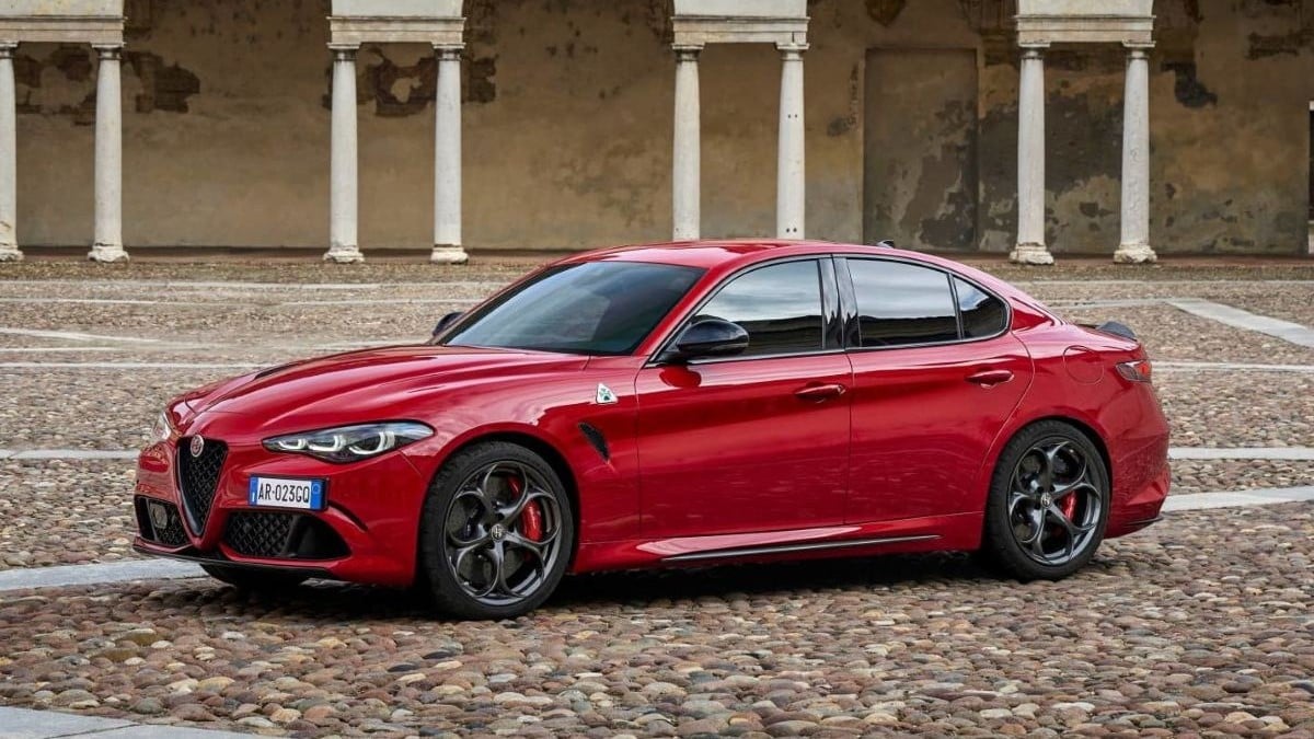 Alfa Romeo Giulia Quadrifoglio 2025 vue de profil avec jantes sport et lame latérale carbone  