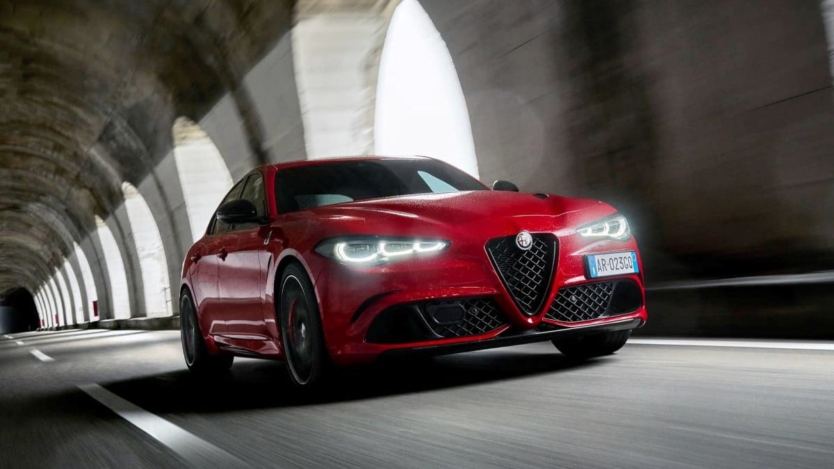 Avant de l’Alfa Romeo Stelvio Quadrifoglio 2025 avec calandre trilobée et optiques LED matricielles