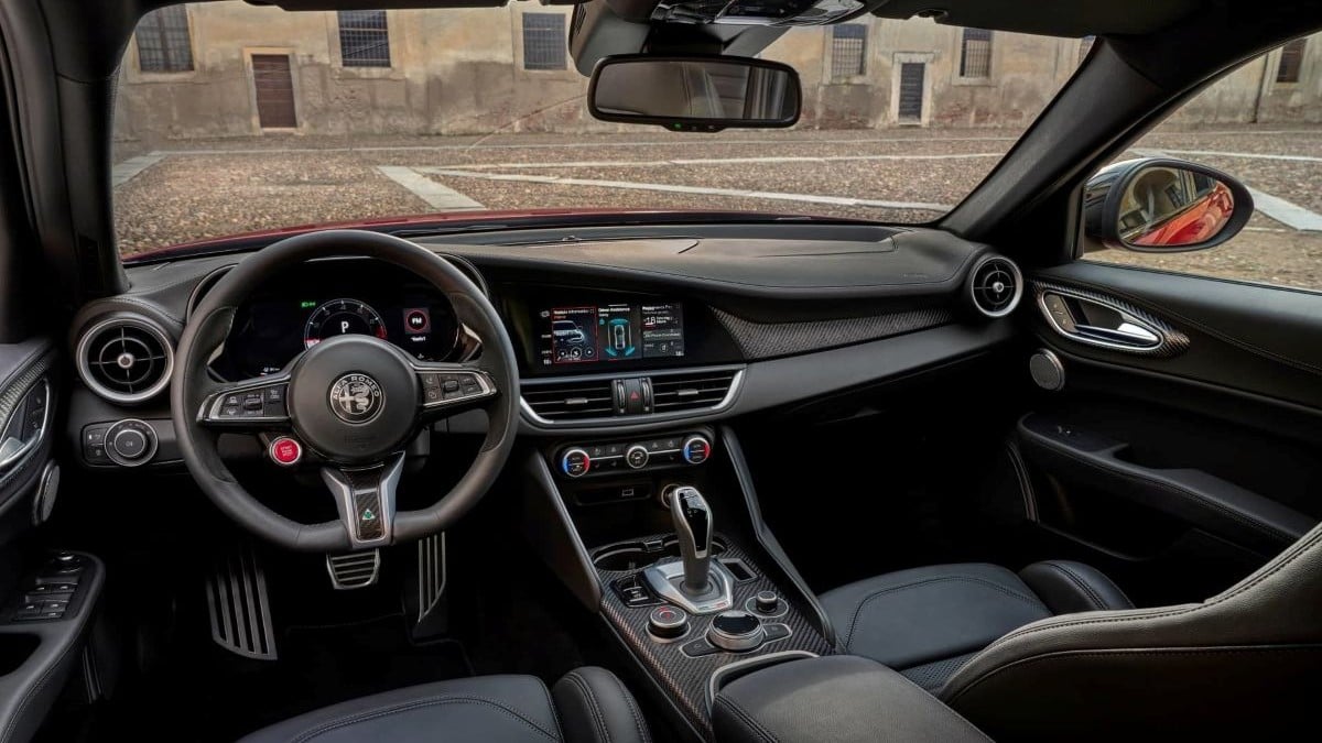 Intérieur Alfa Romeo Quadrifoglio 2025 avec volant sport, fibre de carbone et écran numérique  