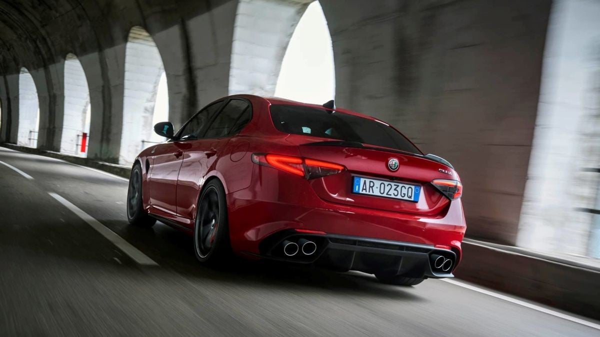 Arrière de la Giulia Quadrifoglio 2025 avec diffuseur carbone et quadruple sortie d’échappement