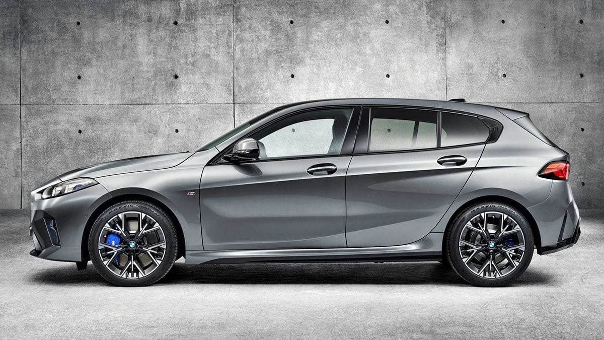 Profil de la BMW 120d M Sport Design 2025 avec jantes alliage et ligne tendue