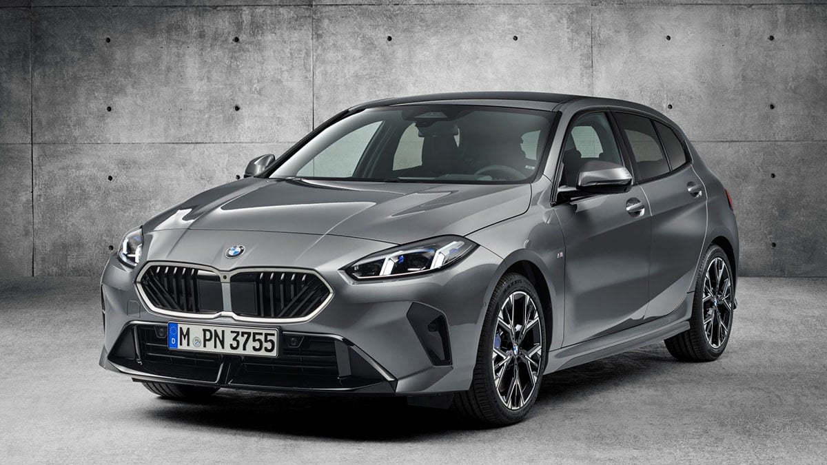 Avant de la BMW 120d 2025 avec calandre double haricot et bouclier M Sport
