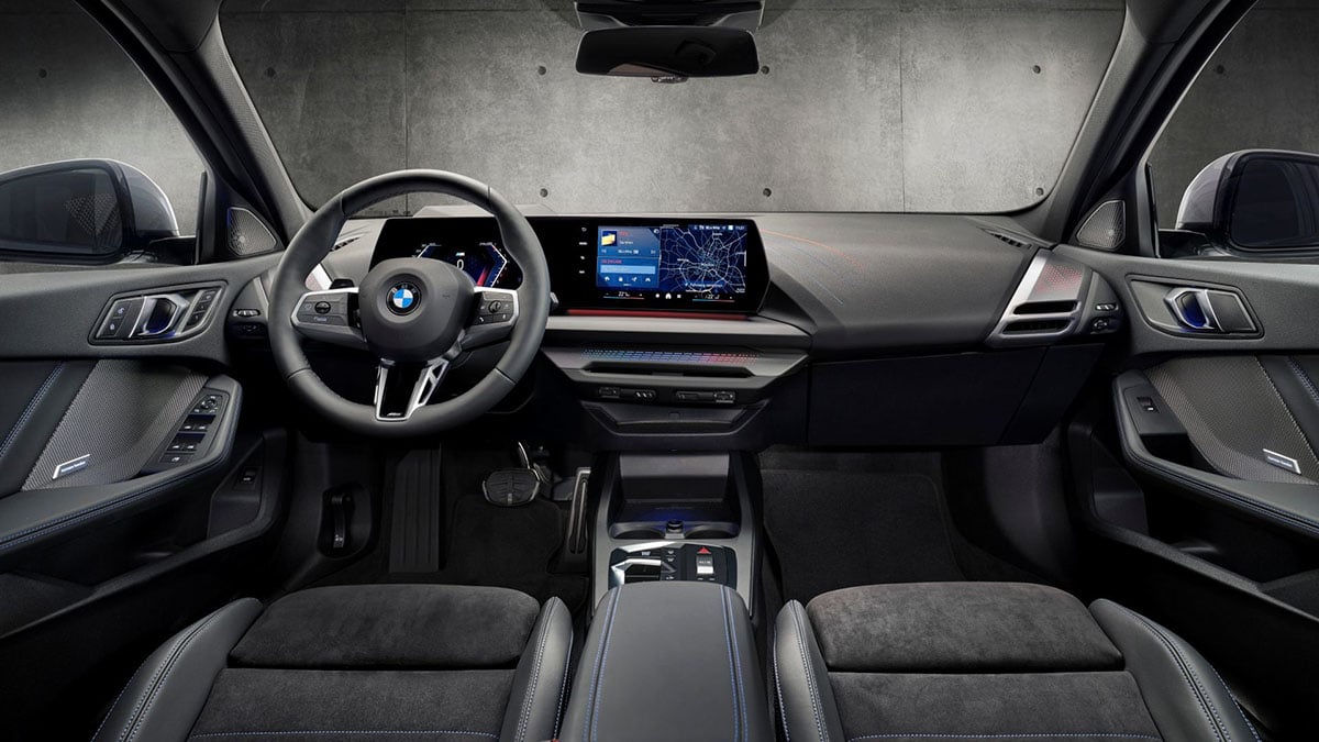 Intérieur de la BMW 120d M Sport Design avec volant sport et instrumentation numérique