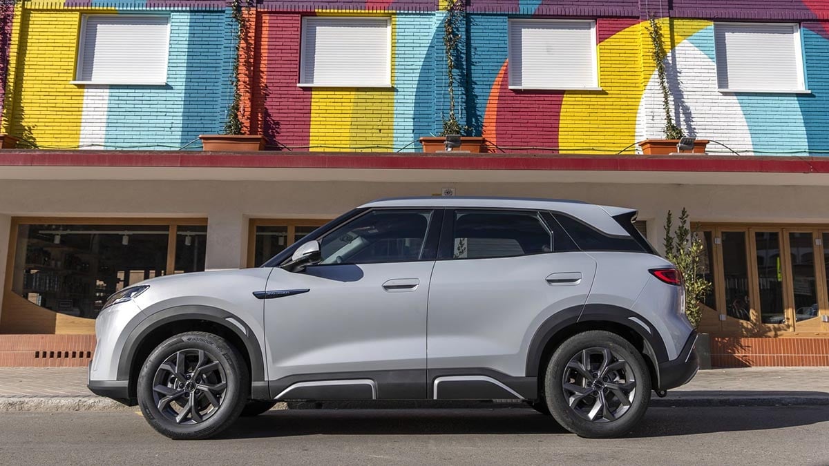 BYD Atto 2 PHEV vue de profil avec ligne compacte et surface vitrée généreuse