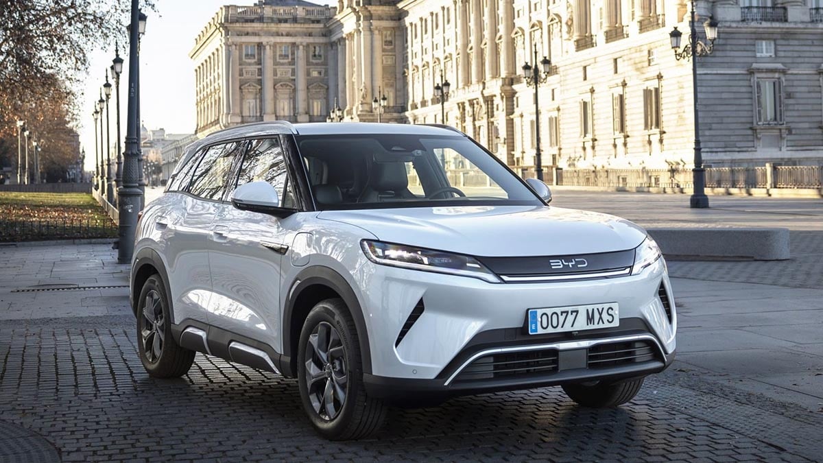 Avant du BYD Atto 2 PHEV avec calandre pleine et projecteurs à LED  