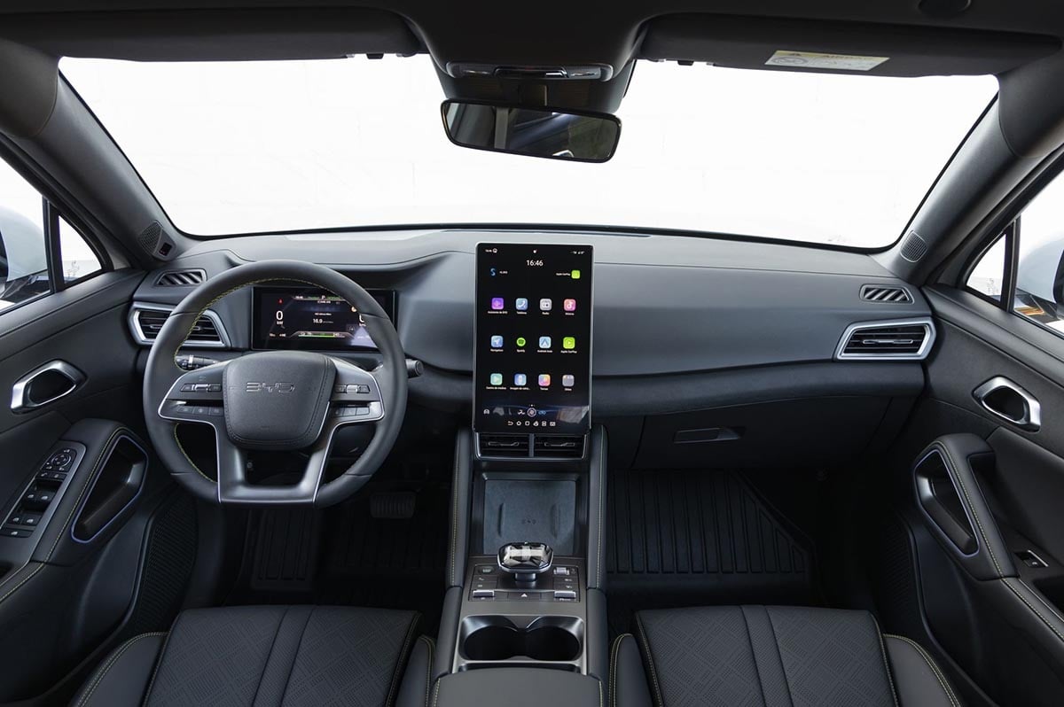 Intérieur du BYD Atto 2 avec écran tactile central et volant deux branches  
