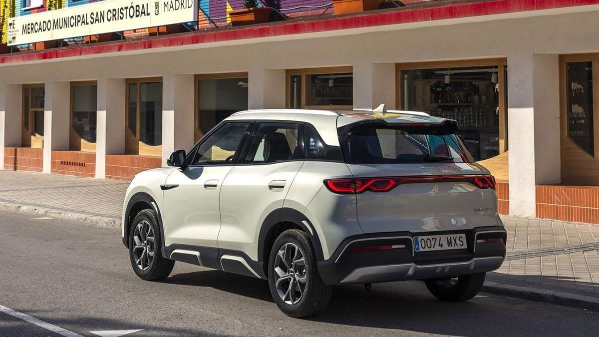  Arrière du BYD Atto 2 PHEV avec bande lumineuse et logo central