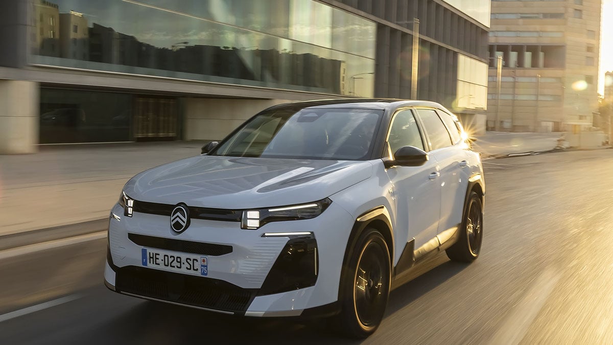 Face avant du Citroën C5 Aircross 2026 avec signature lumineuse LED et calandre modernisée