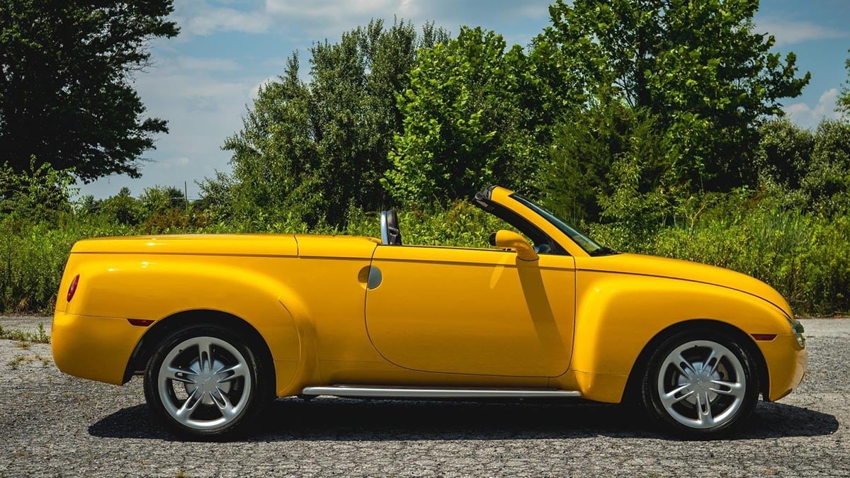 Chevrolet SSR en version cabriolet toit ouvert vue de profil sur route  