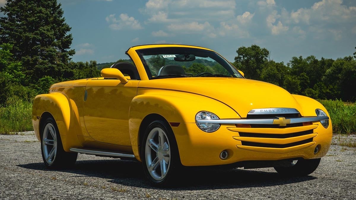 Avant de la Chevrolet SSR jaune avec calandre chromée et feux ronds