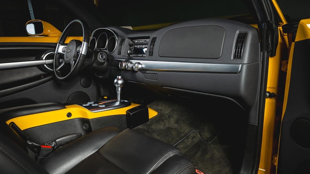 Intérieur de la Chevrolet SSR avec planche de bord colorée et compteurs ronds