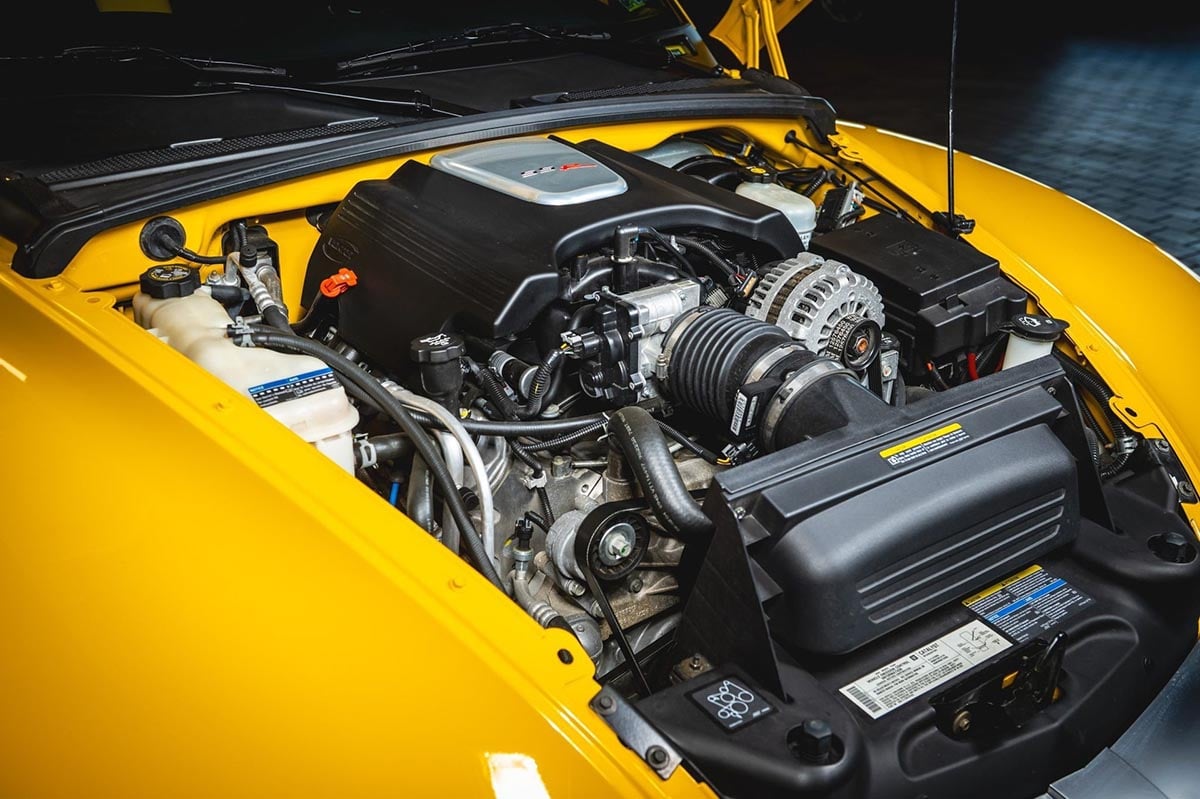 Moteur V8 LS2 de 6.0 L de la Chevrolet SSR avec cache rouge et admission d’air chromée  