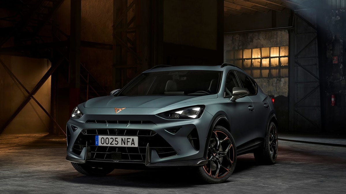Face avant du Cupra Formentor VZ5 2026 avec signature lumineuse LED et calandre agressive