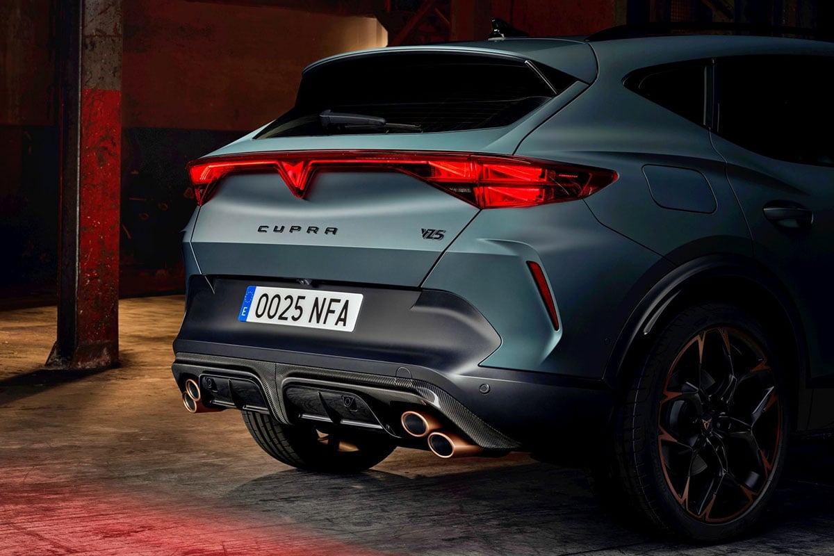 Vue arrière du Cupra Formentor VZ5 2026 avec diffuseur noir et quadruple sortie d’échappement