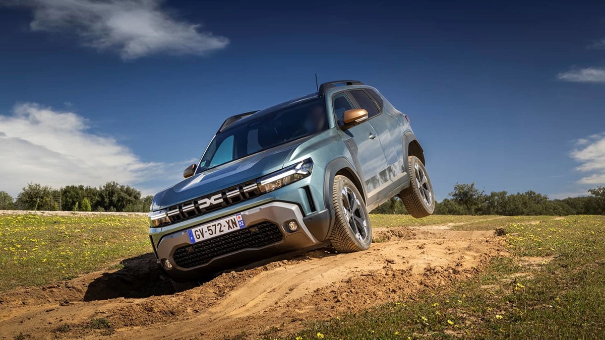 Vue avant du Dacia Duster 130 4x4 franchissant une déscente en tout terrain 