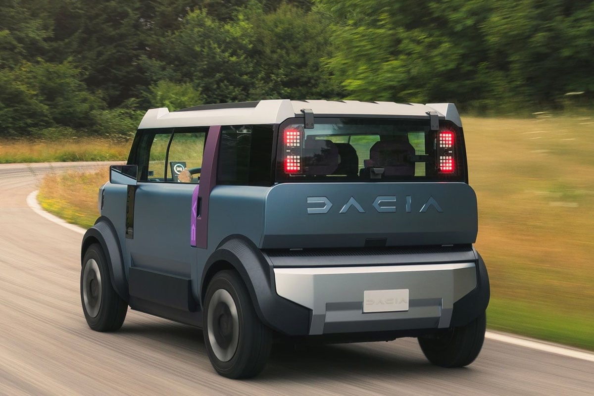 Arrière du Dacia Hipster avec hayon vertical et feux compacts