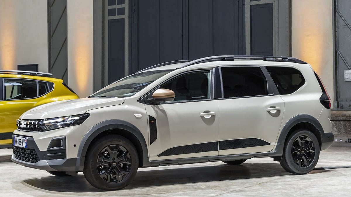Profil du Dacia Jogger restylé 2026 avec ligne de break surélevé et jantes redessinées