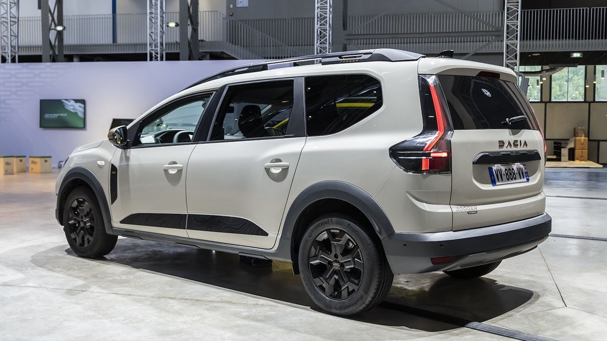 Arrière du Dacia Jogger restylé avec feux à LED et hayon vertical