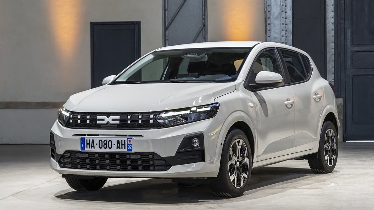 Avant de la Dacia Sandero GPL 2025 avec signature lumineuse LED et calandre noire
