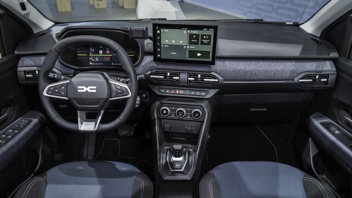 Intérieur de la Dacia Sandero ECO-G 2025 avec écran tactile et commandes GPL