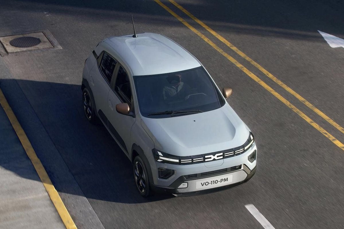 Face avant du Dacia Spring 2026 avec calandre redessinée et signature lumineuse moderne