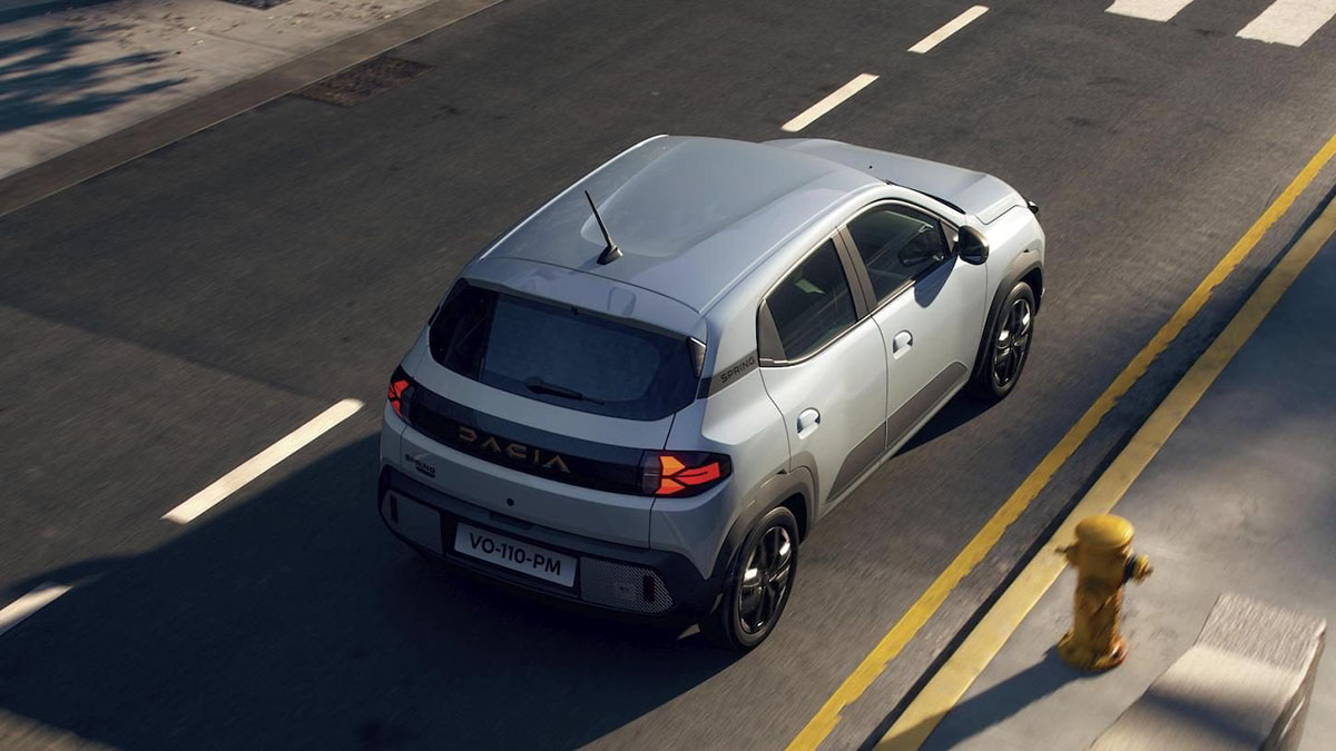 Arrière du Dacia Spring restylé avec feux à LED et logo Dacia redessiné