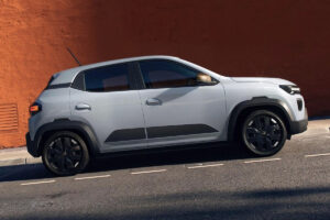 Voiture électrique restylée abordable 17000 euros, citadine zéro émission 70 chevaux 225 km autonomie renouvelée