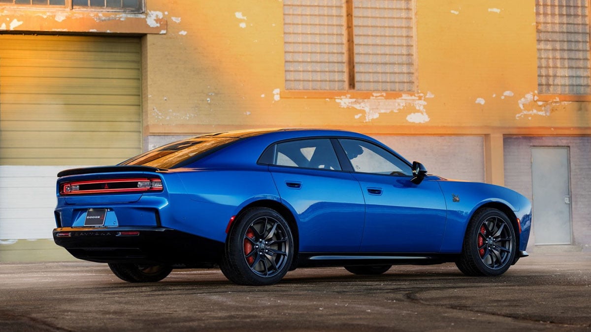 Arrière du Dodge Charger SRT Daytona Banshee avec bande lumineuse continue et aileron intégré