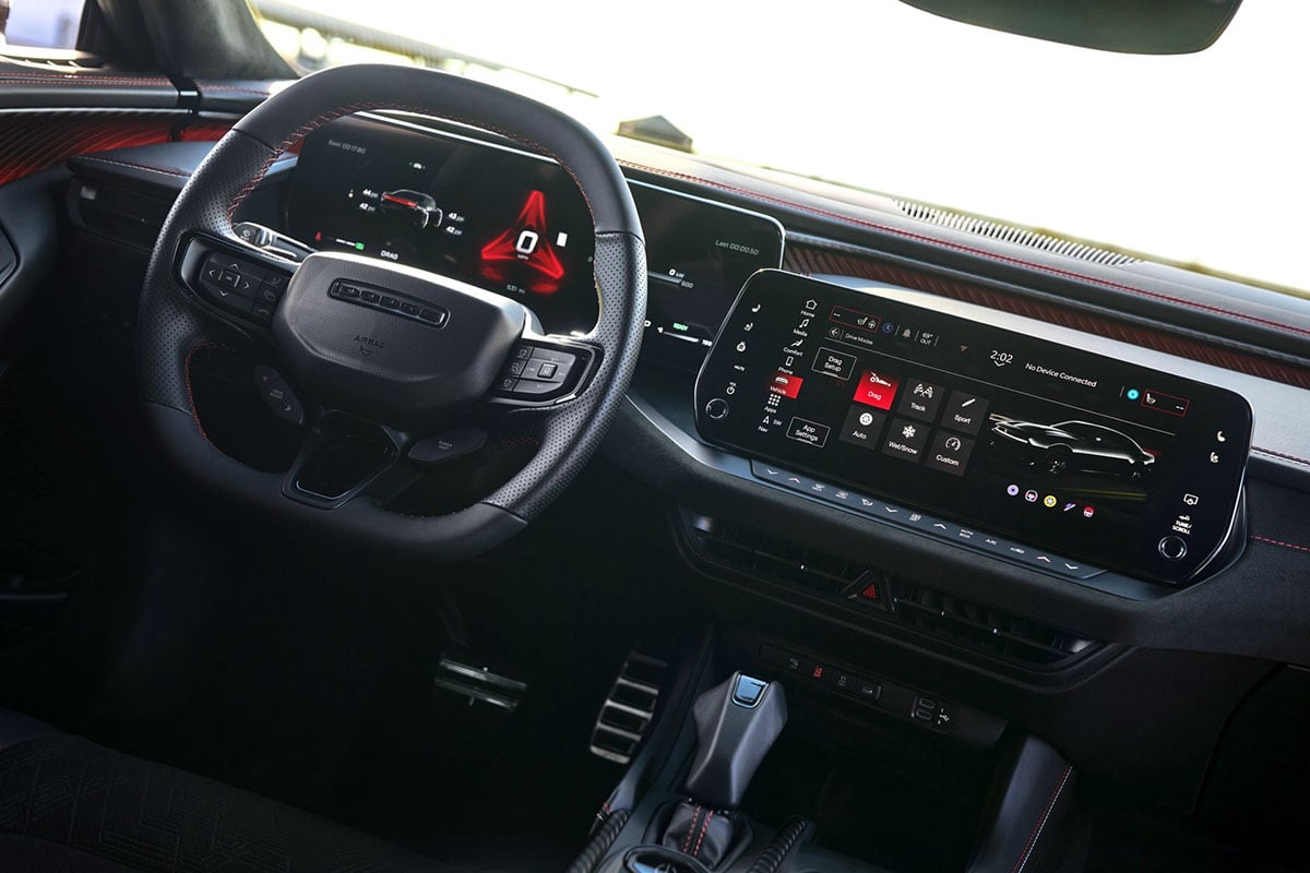 Intérieur du Dodge Charger SRT Daytona Banshee avec instrumentation numérique et volant sport