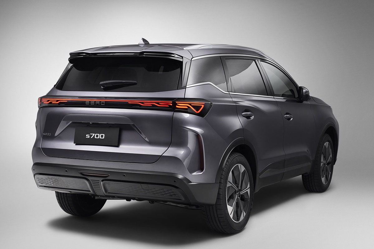 Vue arrière du SUV Ebro S700 2025 avec hayon vertical et feux horizontaux