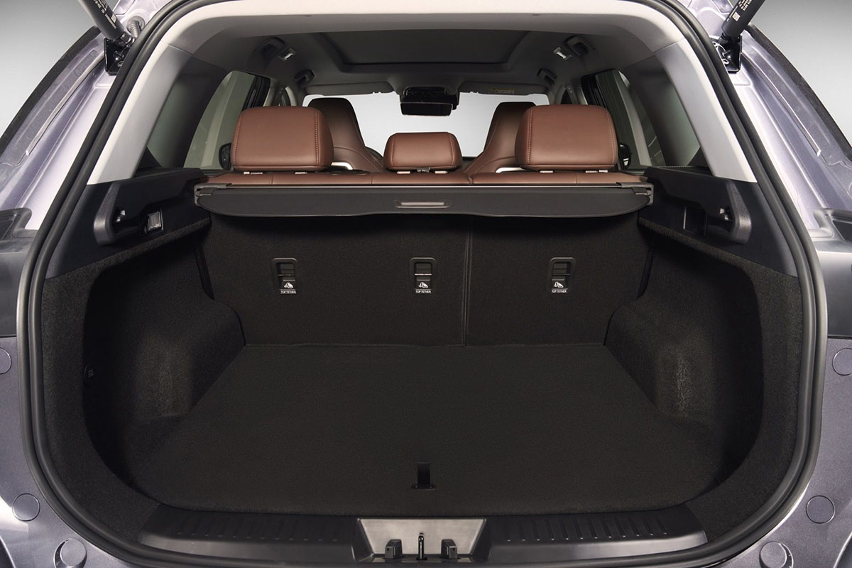 Coffre du SUV Ebro S700 avec volume de 475 litres et seuil de chargement bas