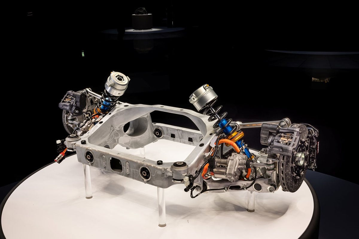 Châssis avant de la Ferrari Elettrica 2026 montrant la suspension active et la direction intégrale