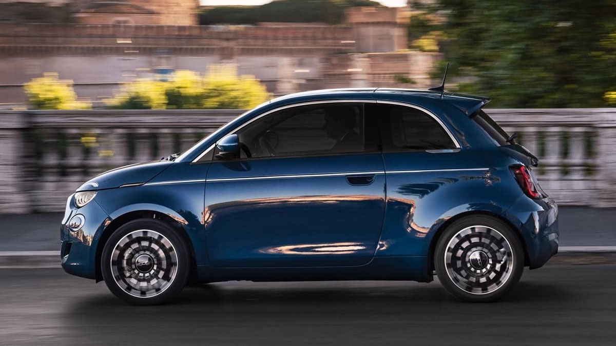  Fiat 500e 2025 vue de profil en stationnement urbain, citadine électrique compacte