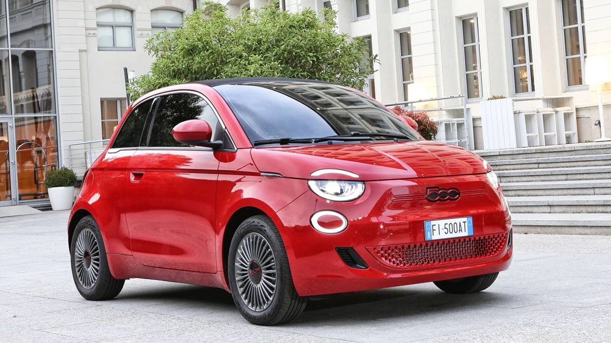 Face avant de la Fiat 500e Red 2025 avec signature LED et calandre fermée