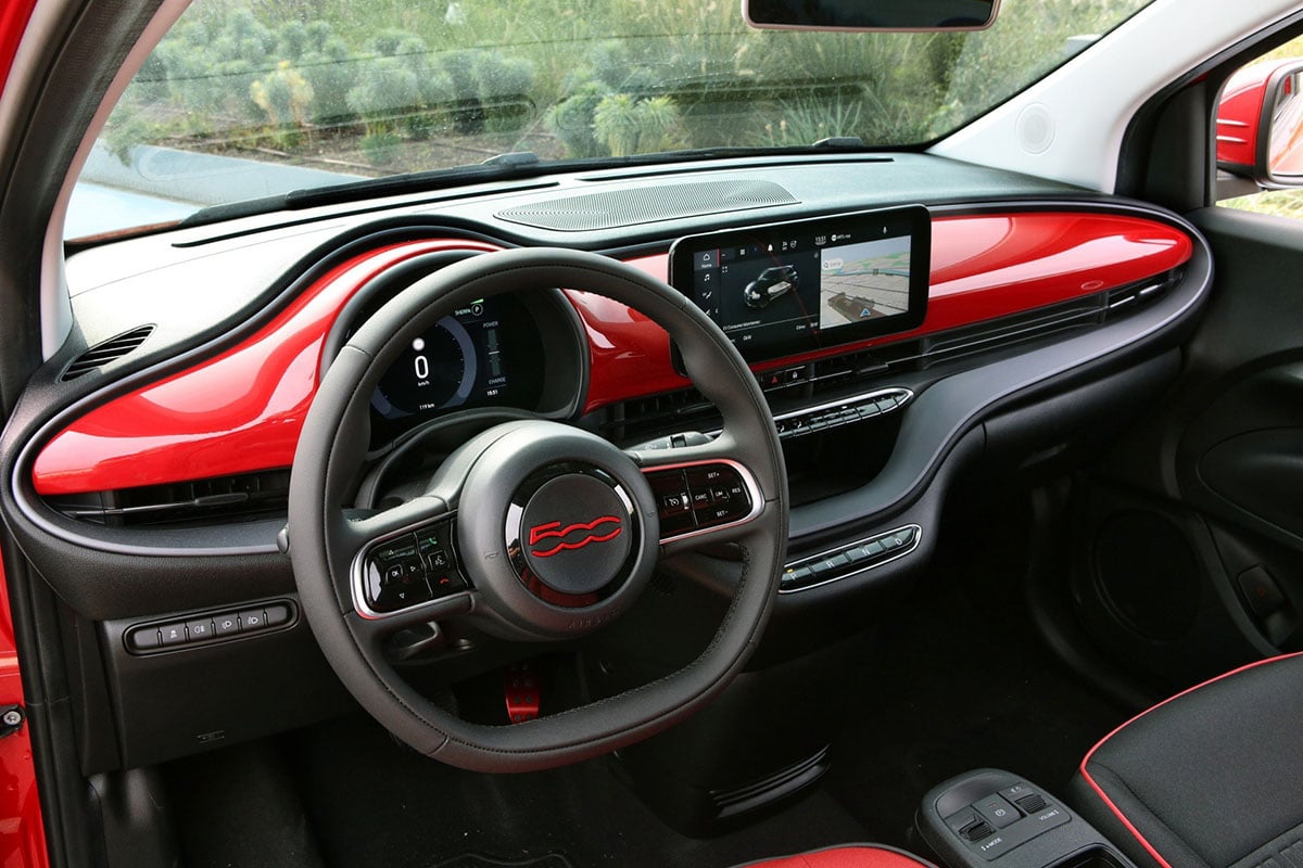 Poste de conduite de la Fiat 500e Red 2025 avec écran tactile central et volant multifonctions