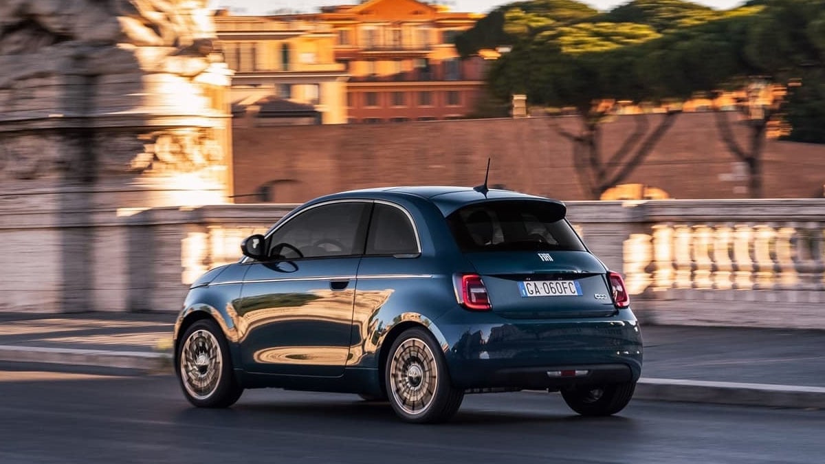 Vue arrière de la Fiat 500e électrique en milieu urbain
