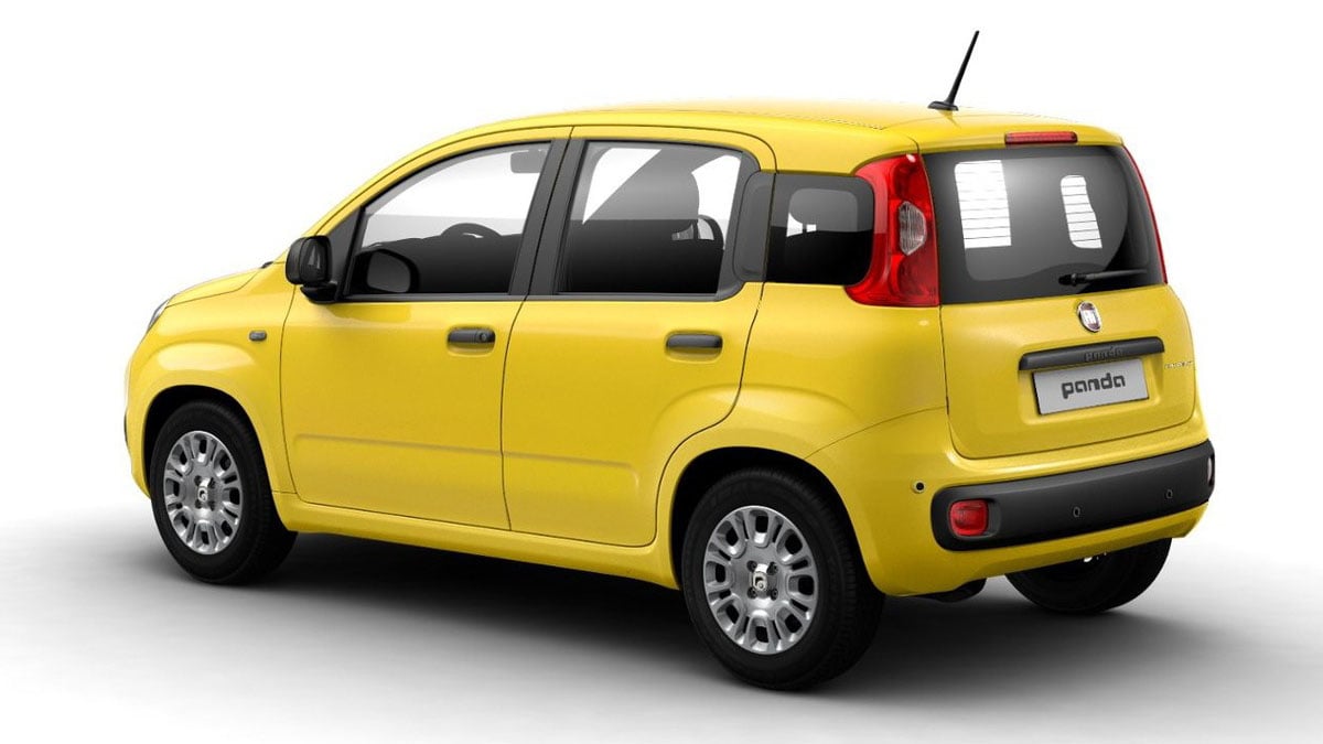 Arrière de la Fiat Panda Hybrid 2025 avec hayon compact et feux verticaux classiques