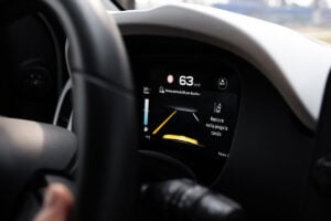 Voiture hybride neuve abordable 12590 euros, véhicule électrifié accessible consommation 5 litres pour tous budgets