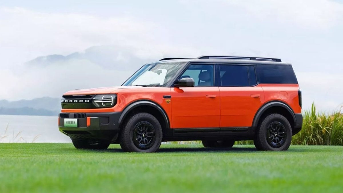 Ford Bronco Basecamp EV avec toit relevable déployé et accessoires de camping visibles