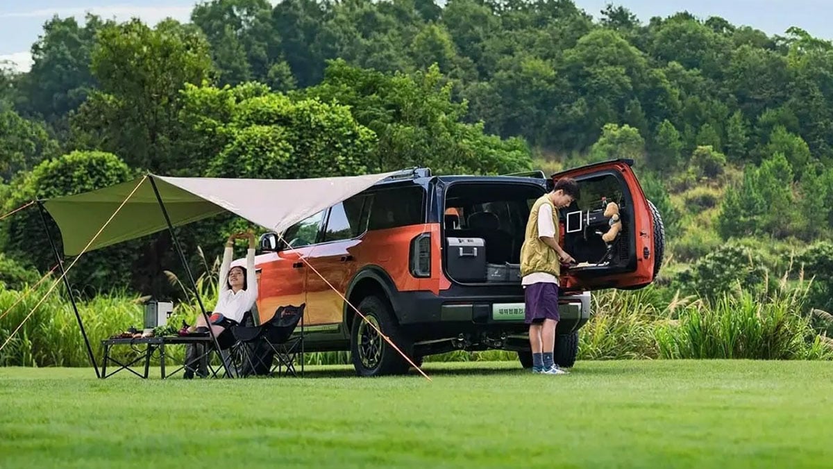 Ford Bronco Basecamp EV vu de l’arrière avec toit relevé et zone de couchage installée