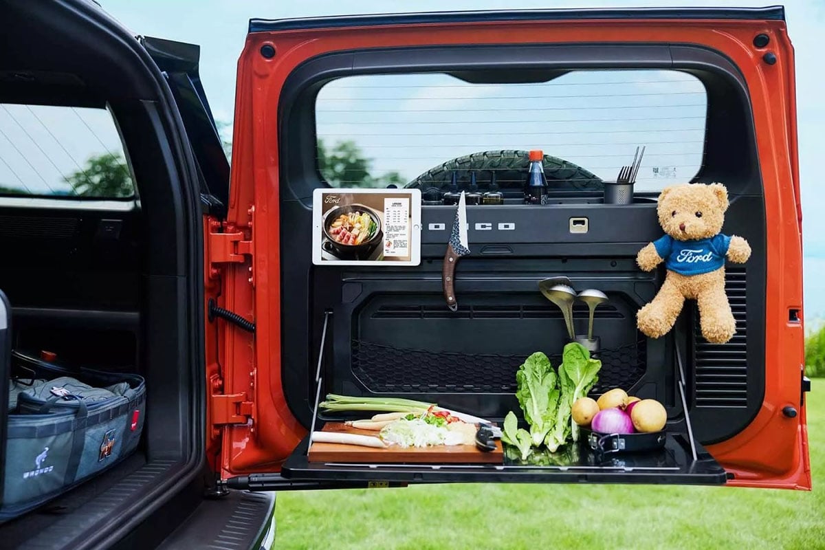 Arrière du Ford Bronco Basecamp EV 2025 avec table escamotable et rangements intégrés