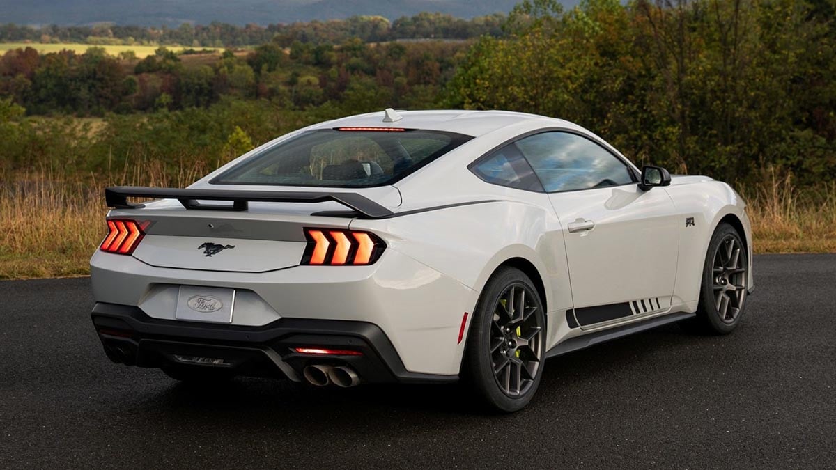 Arrière du Ford Mustang RTR 2026 avec aileron Dark Horse et diffuseur retravaillé