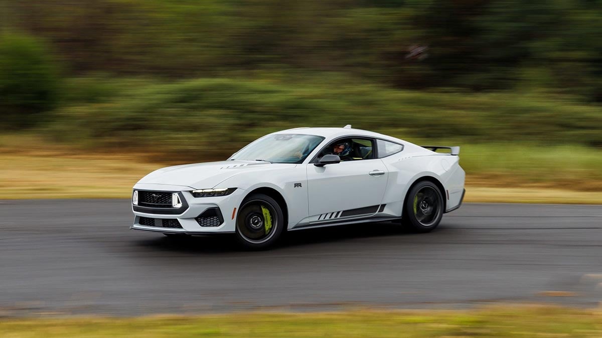 Ford Mustang RTR 2026 en dérapage contrôlé sur circuit, vue 3/4 avant, en pleine attaque