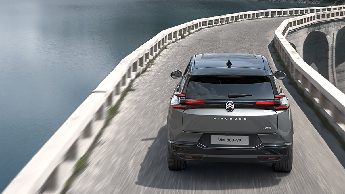 Arrière du Citroën C5 Aircross hybride avec feux 3D et logo PHEV