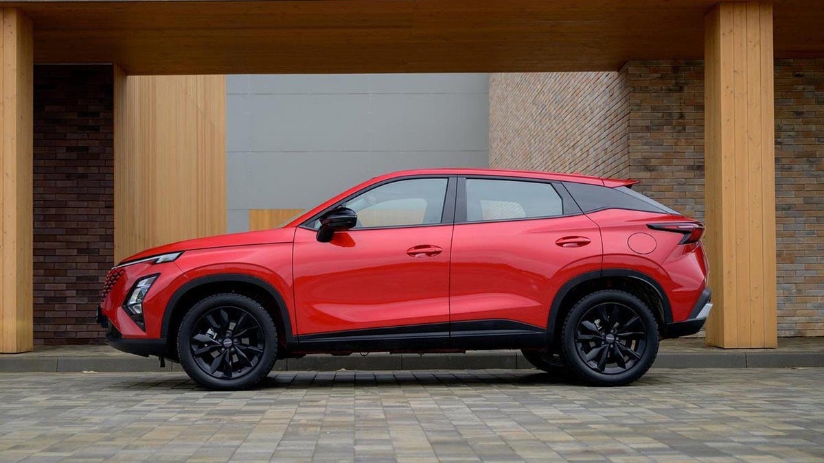  Profil du SUV Omoda 5 avec ligne de toit fuyante et style coupé moderne