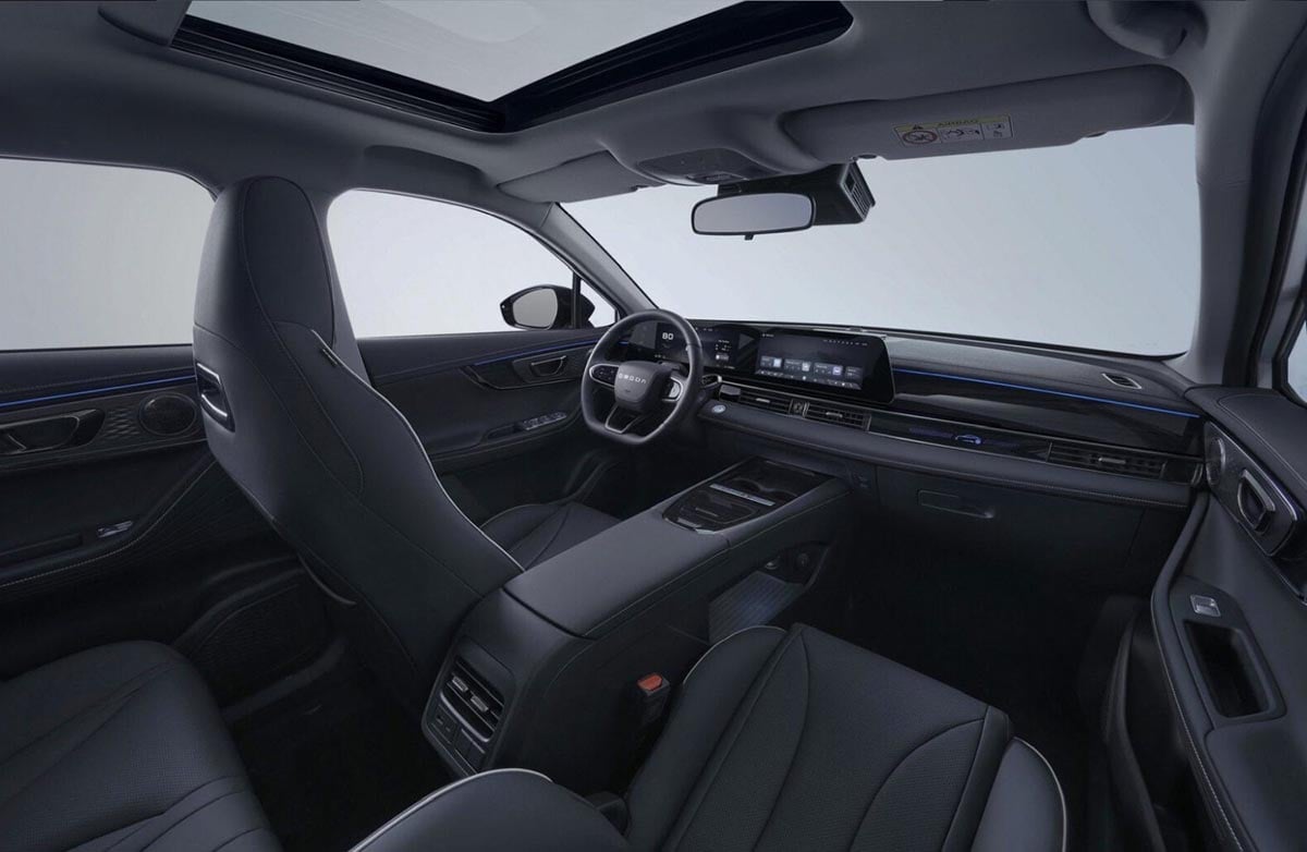 Intérieur du Omoda 5 avec double écran numérique et finitions modernes