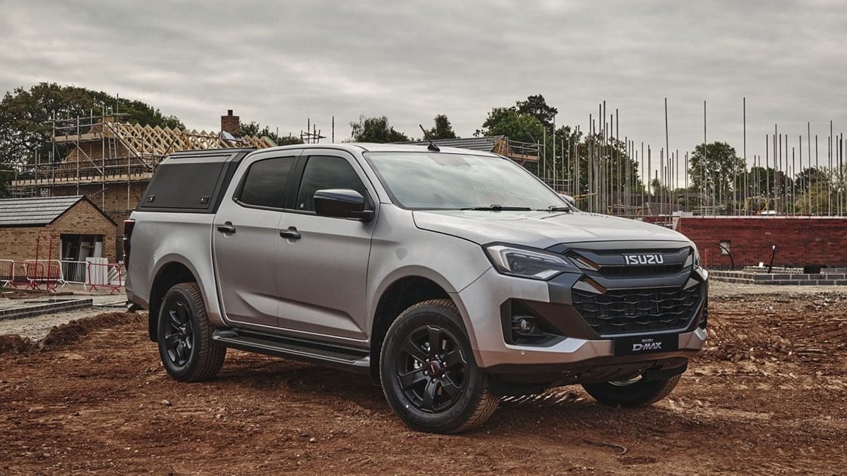 Face avant de l’Isuzu D-MAX V-Cross 2025 avec calandre chromée et phares LED