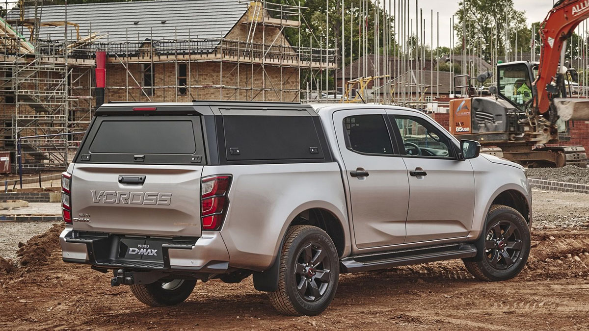 Vue arrière de l’Isuzu D-MAX V-Cross 2025 version utilitaire, design vertical avec signature lumineuse moderne