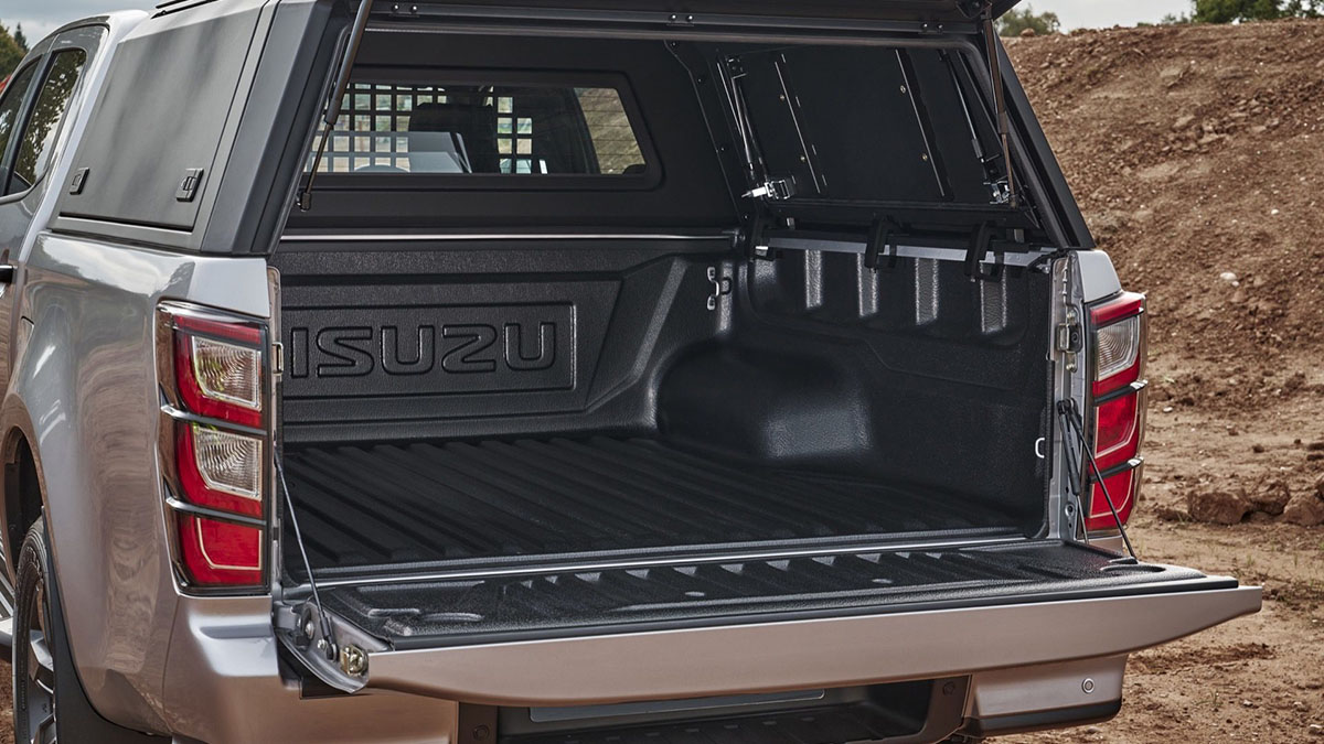 Vue arrière du pick-up Isuzu D-MAX 2025 en version double cabine avec benne de chargement